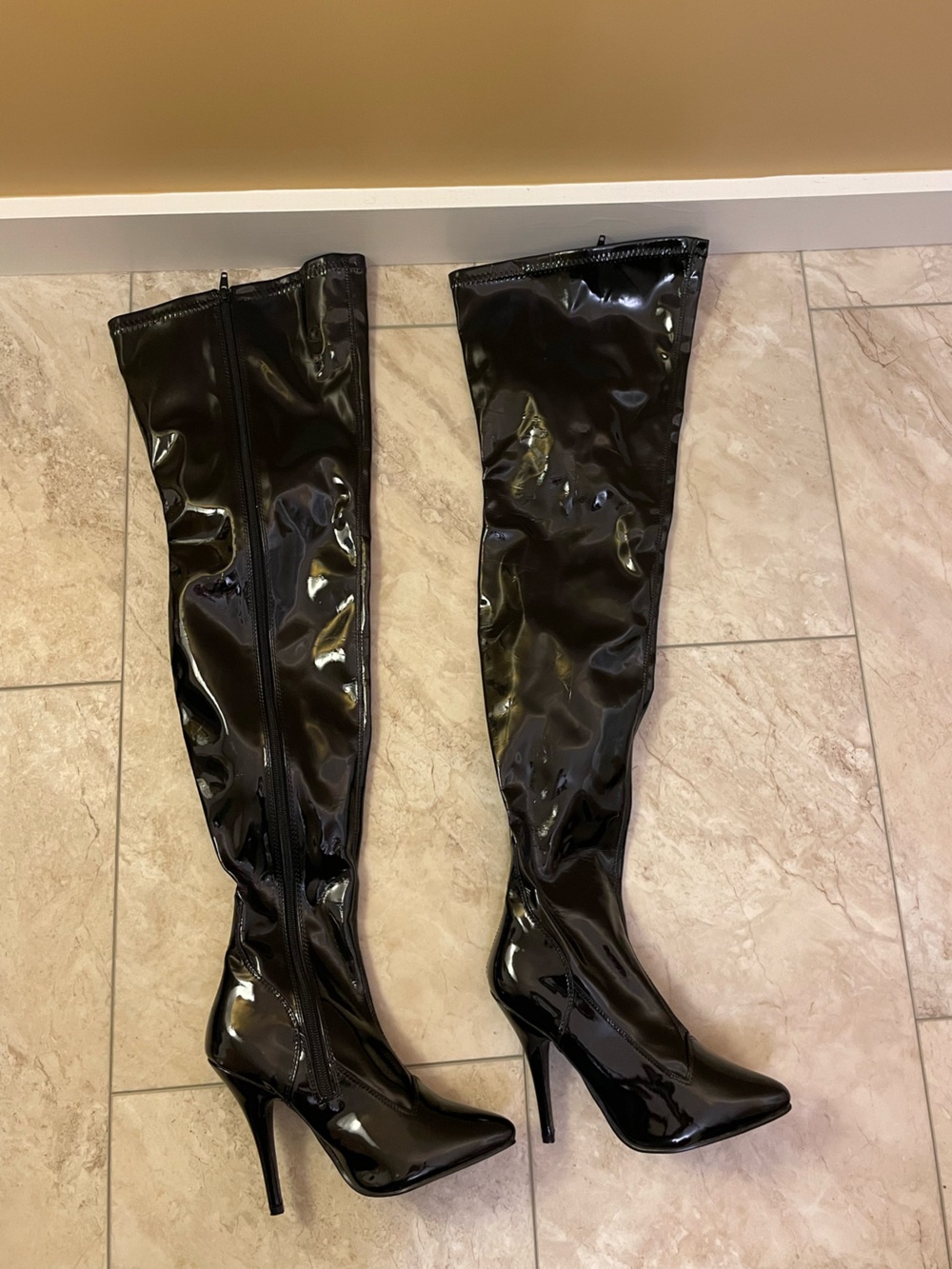 Brand New Black Patent knew-High Boots - (Size 6) - Picture 2 of 2